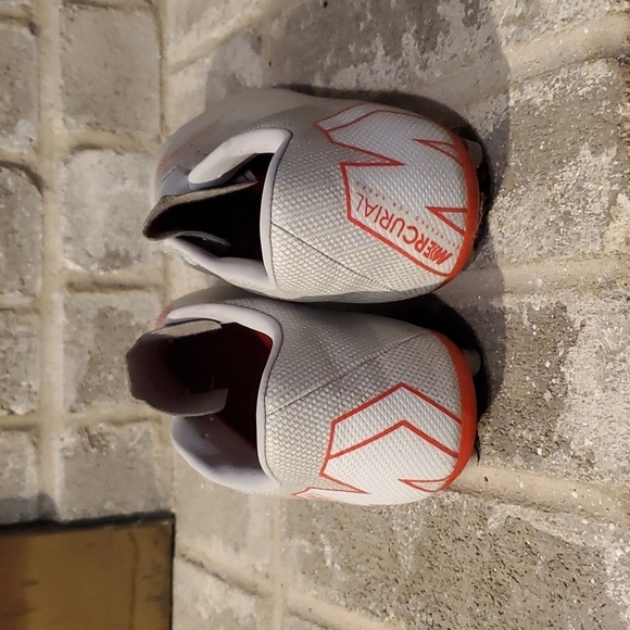 Nike Cleats size 6.5 no shoe strings - Picture 5 of 9